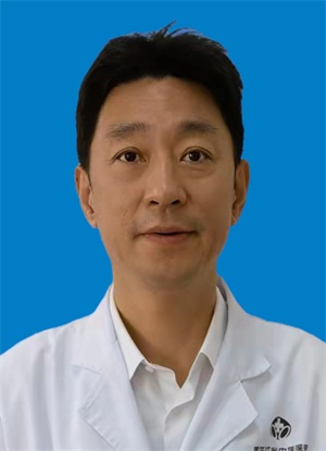 王  顺，主任医师，岐黄学者，享受国务院特贴专家