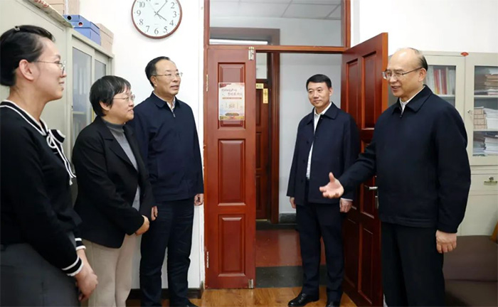 许勤到省民宗委调研民族宗教工作并主持召开座谈会