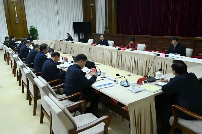 省委理论学习中心组举行集体学习