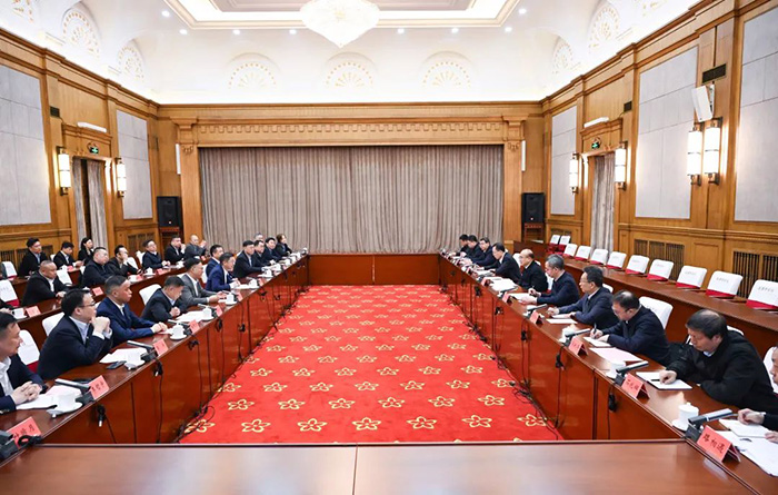 许勤与港澳及内地企业家举行工作座谈