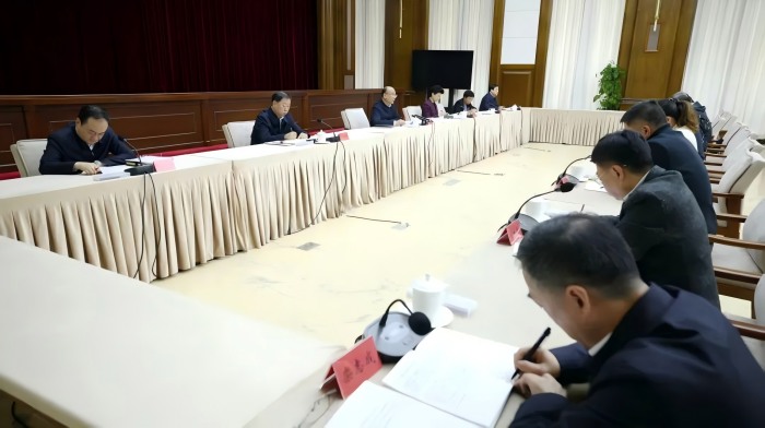 许勤：弘扬劳模精神劳动精神工匠精神 在振兴发展中锐意进取敬业奉献