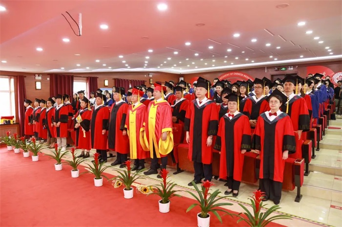 黑龙江省中医药科学院举行2025届硕士研究生毕业典礼暨学位授予仪式
