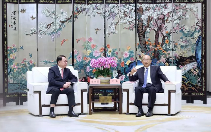 许勤会见香港特区政府政务司司长陈国基