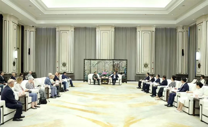 许勤会见俄罗斯援华友华老战士后代代表