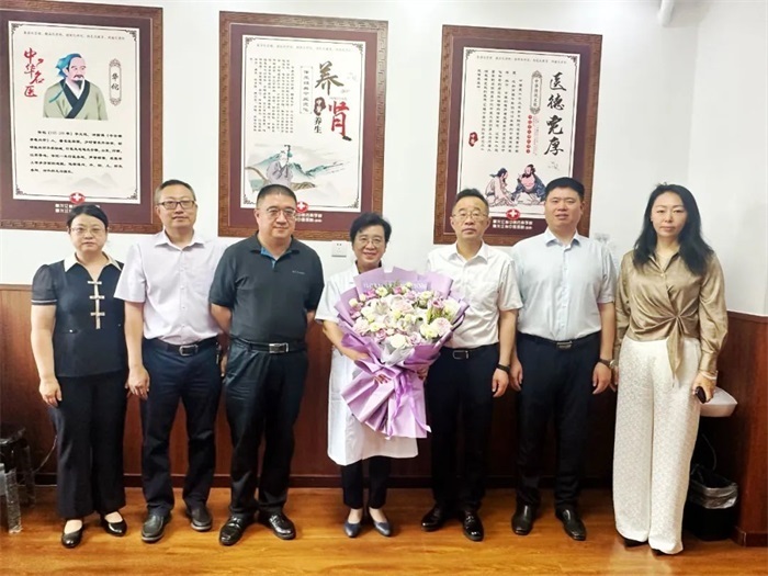 “大医精诚护健康 殷殷慰问暖人心”——黑龙江省中医药管理局党组书记徐峰看望慰问医务工作者