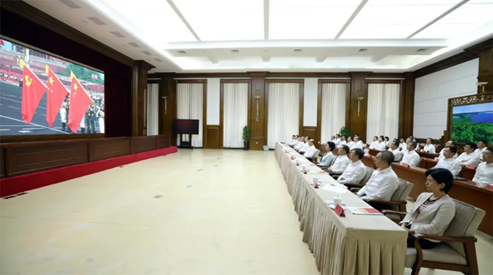 省领导集中收看纪念中国人民抗日战争暨世界反法西斯战争胜利80周年大会实况直播