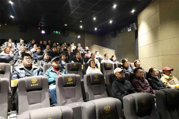 铭记峥嵘历史 传承红色基因——曲线社区党支部联合街道办开展红色观影活动