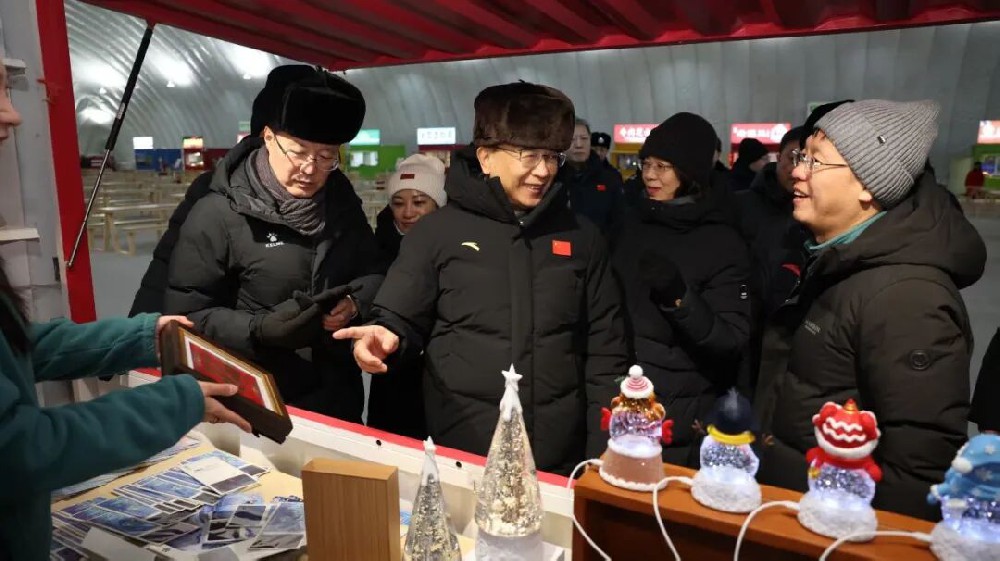 许勤在哈尔滨冰雪大世界调研检查