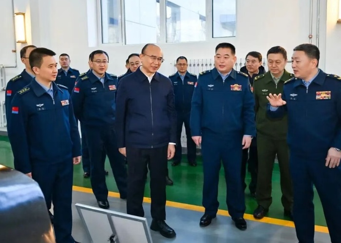 许勤看望慰问驻省部队官兵
